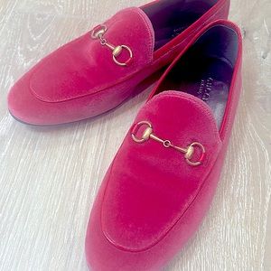 Gucci Jordaan velvet hot pink classic loafer with gold horsebit with dust bag